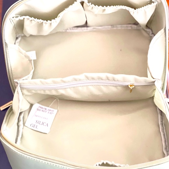 Nutrimetics “the Everything” 2 Cosmetic Bags - Picture 9 of 9